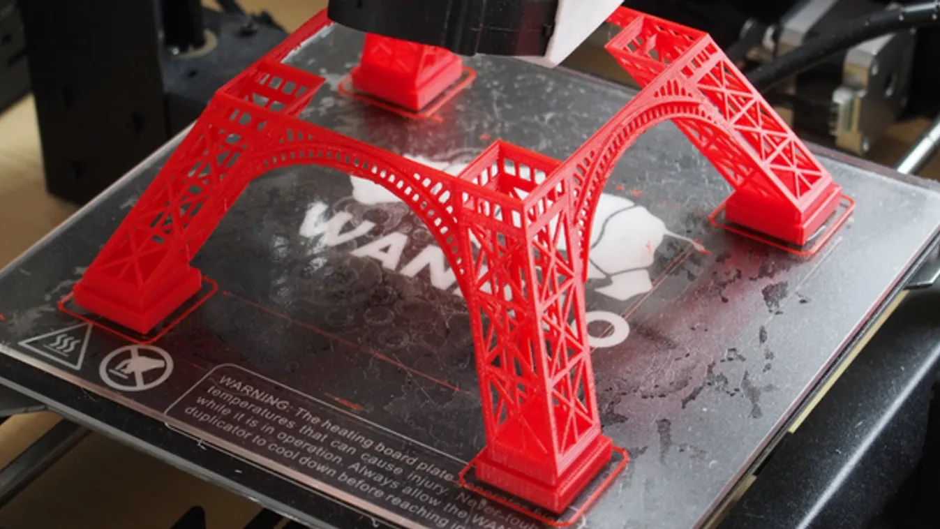 Aludhat is a szomszéd szobában, amíg Eiffel-tornyot nyomtat