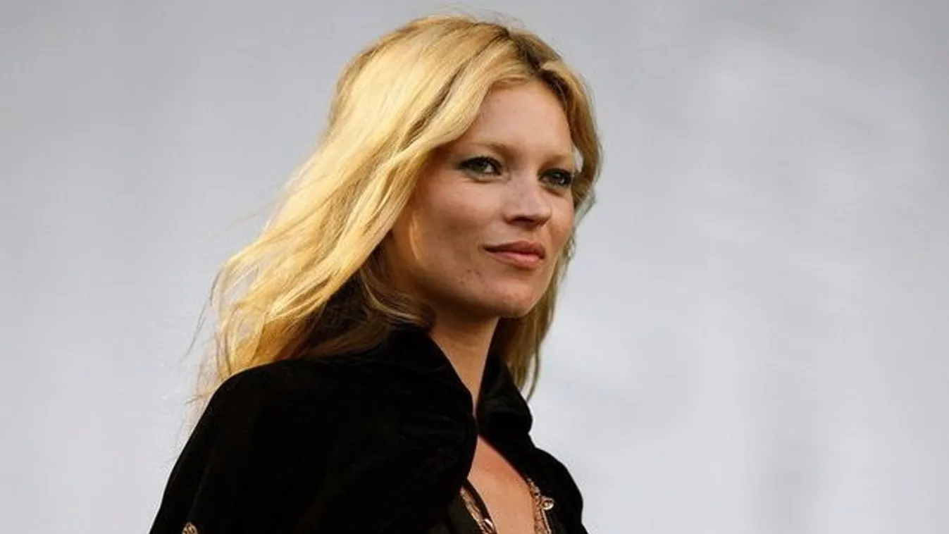 Kate Moss parfümért vetkőzött