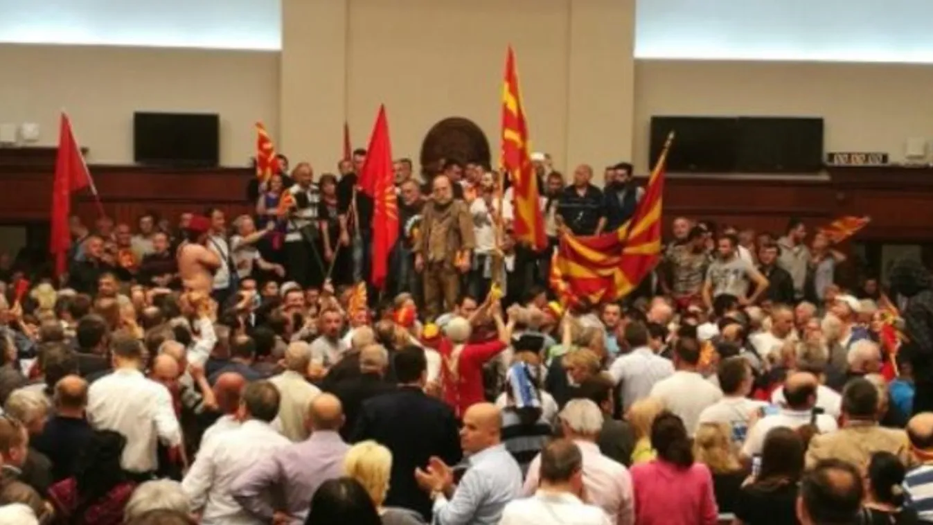 Maszkos emberek törtek be a macedón parlamentbe