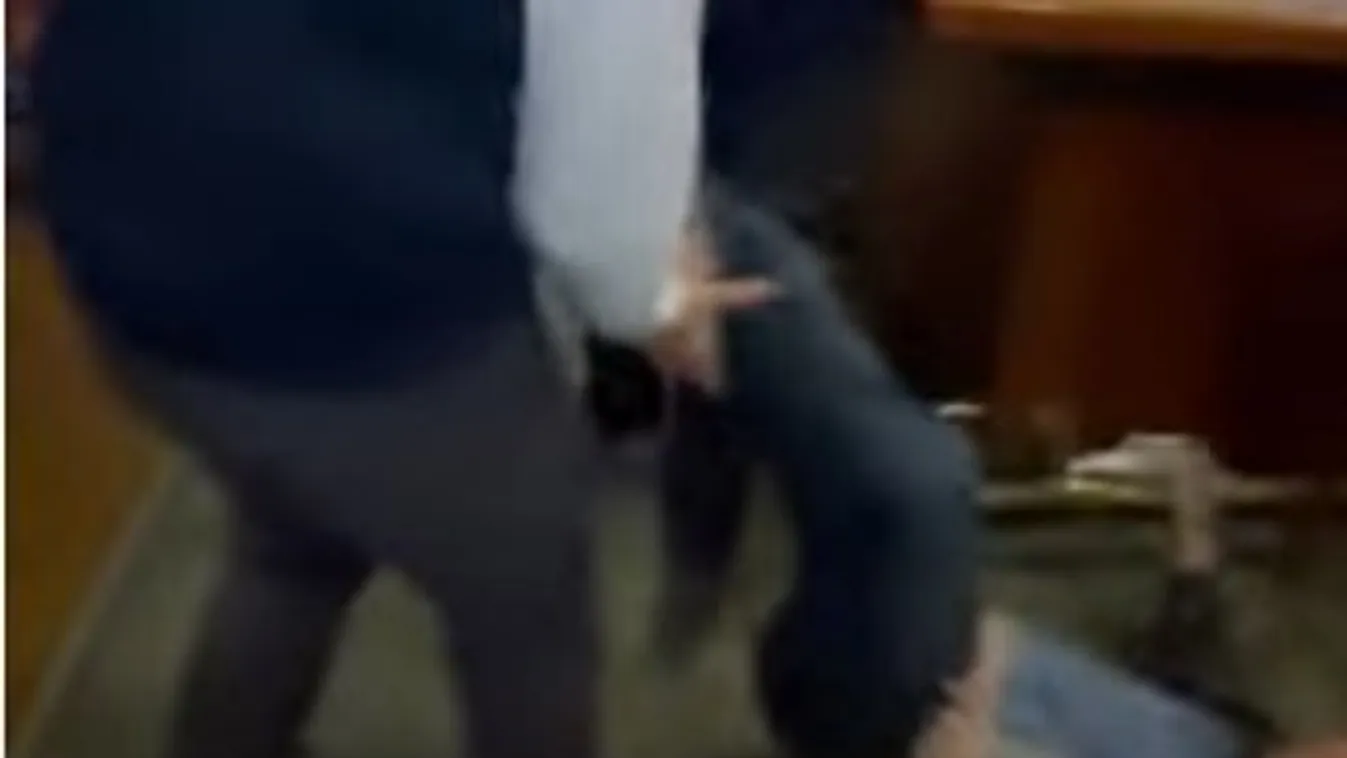 Felkavaró képsorok: Fogyatékkal élő férfit rángattak meg az étterem dolgozói – Videó