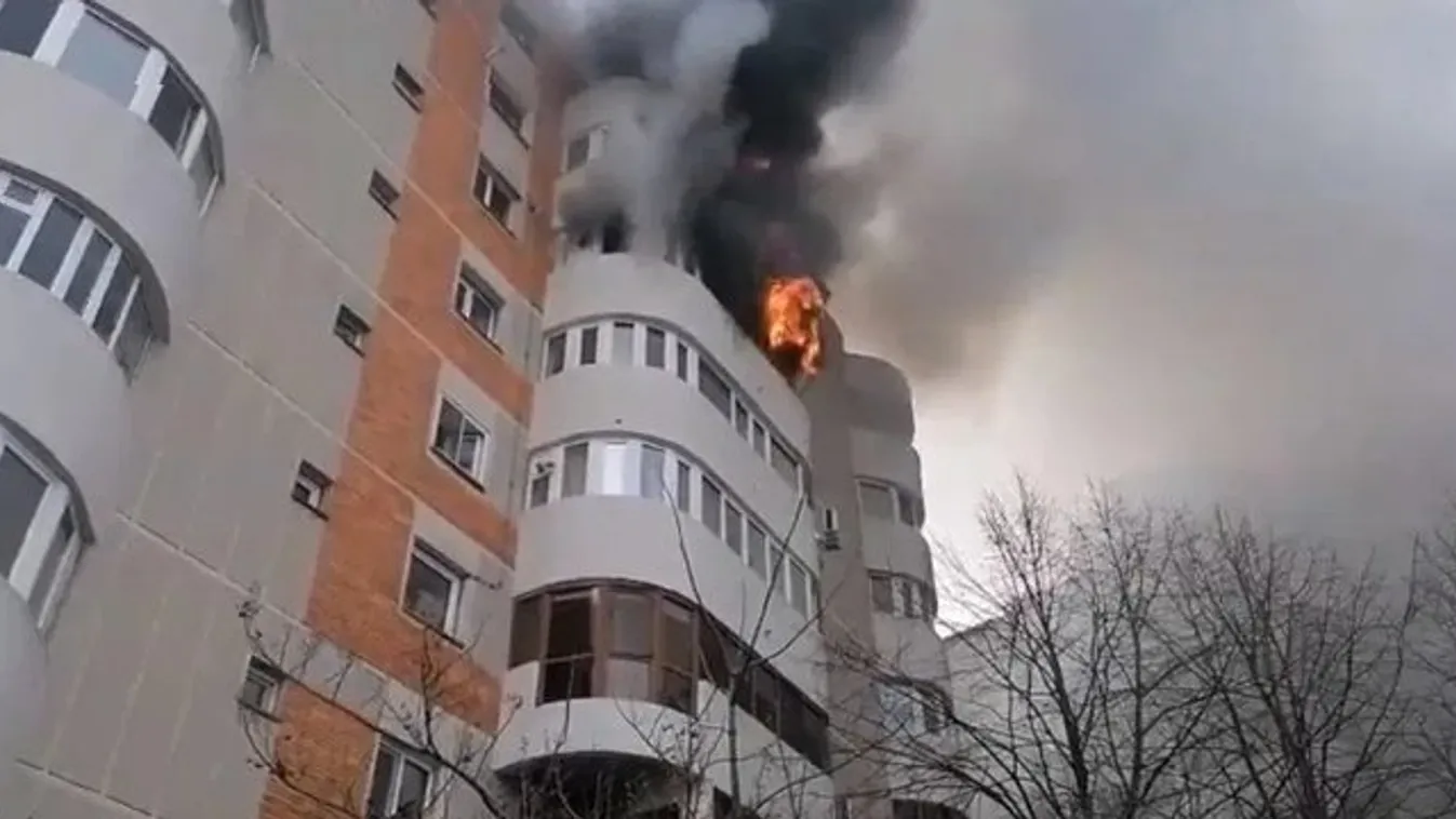 A tűzoltók szeme láttára zuhant ki az égő lakása erkélyéről – videó