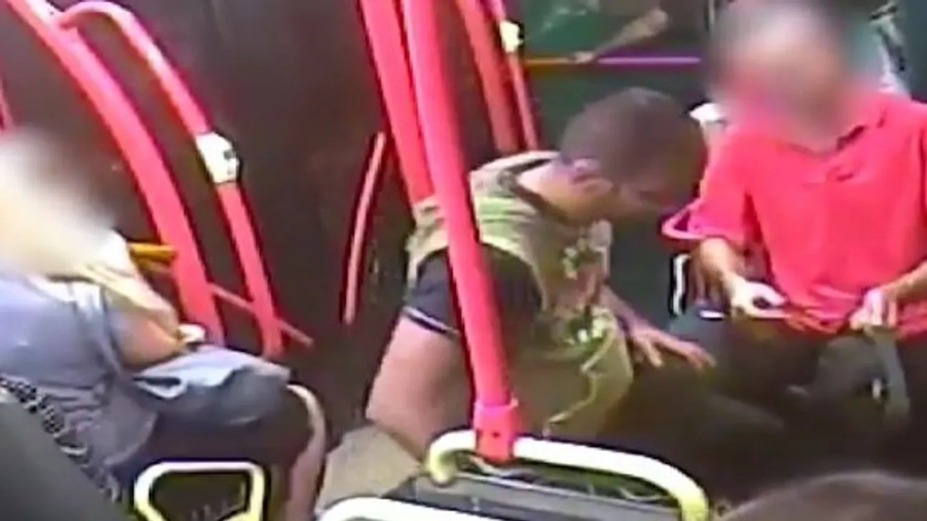 Letépte a nőről a nyakláncot a buszon, majd leugrott és elmenekült