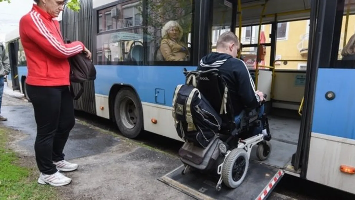 Megalázta a bunkó buszsofőr a kerekesszékes szegedi fiatalt