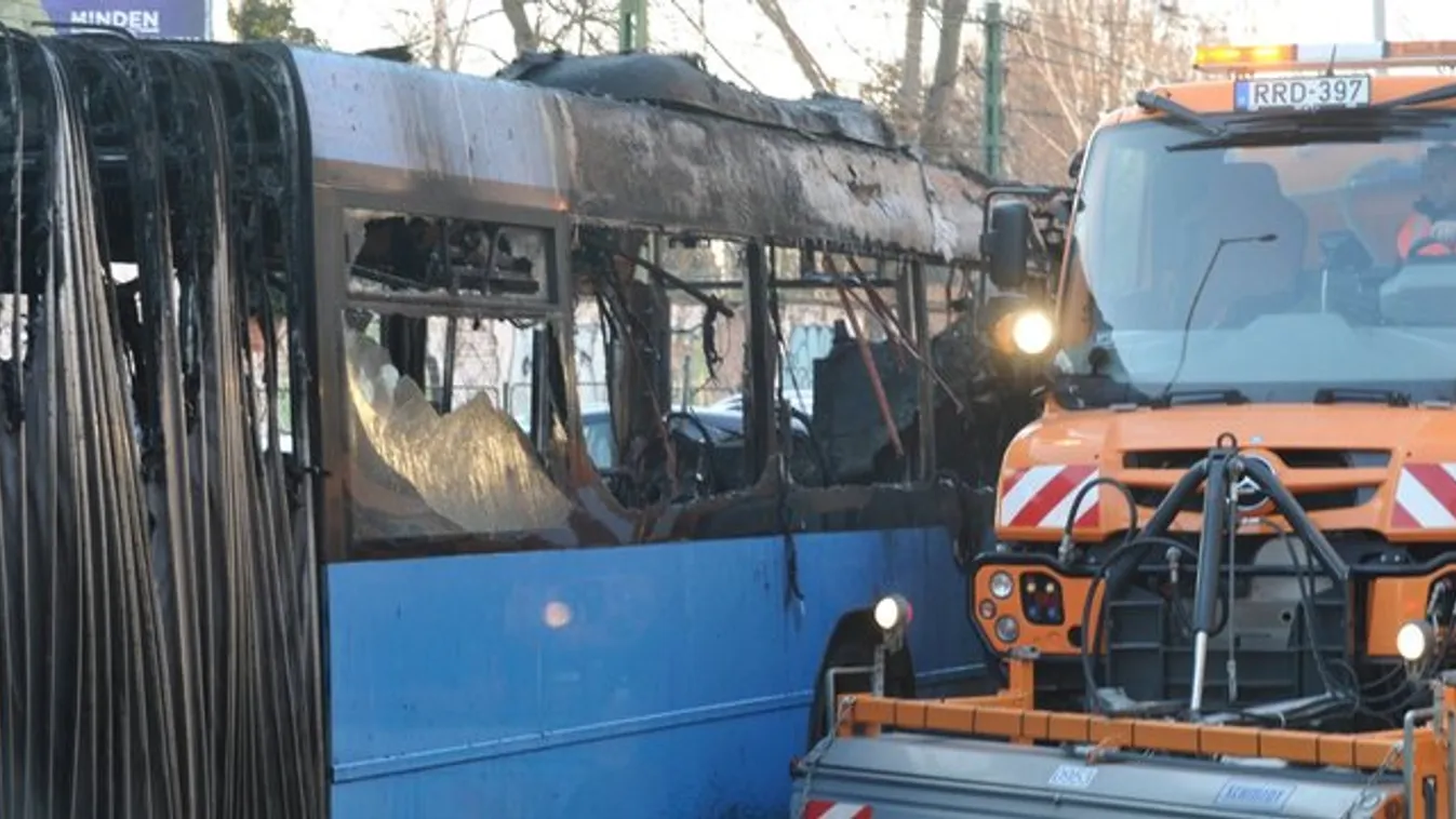 Brutális fotók érkeztek az Óbudán leégett buszról - csak a szerencsének köszönhetően nem lett tragédia