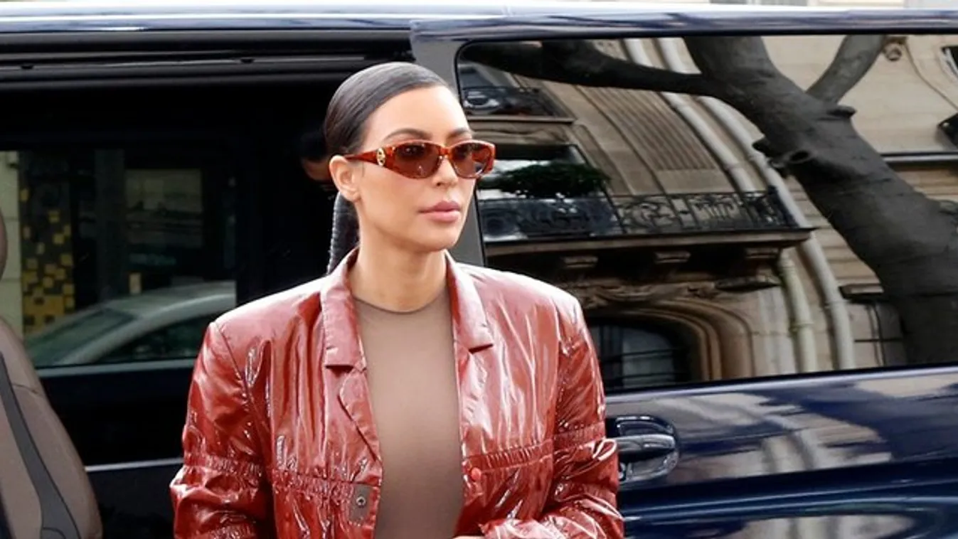 Retro-láz a Kardashian-lányoknál: Kimre rá sem lehet ismerni tiniként, és akkor a nagyon durva családi fotóról még nem is beszéltünk!