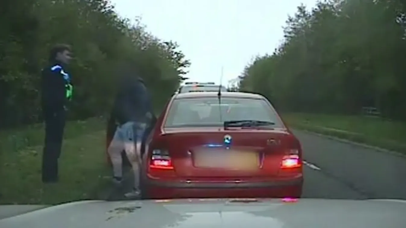 Meglepő fordulat: Kilenc ember pattant ki a lemeszelt Skodából – videó