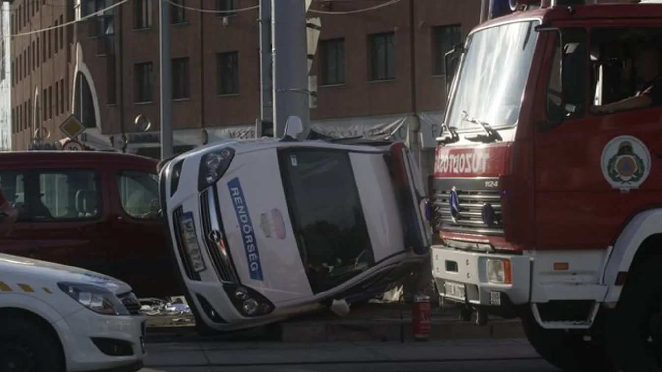 Oldalára fordult egy rendőrautó a Károly Róbert körúton – képek, videó