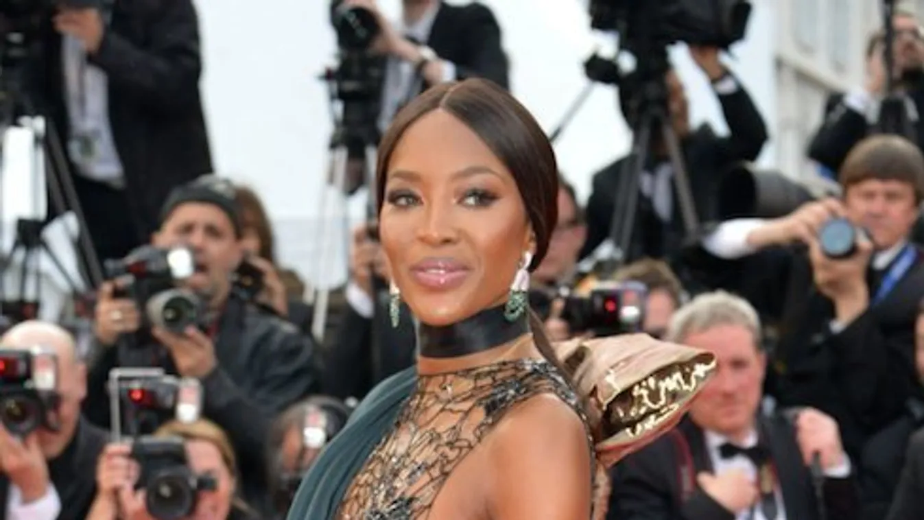 Naomi Cambell nem divatikon, de egy asztalon fekszik fehérneműben