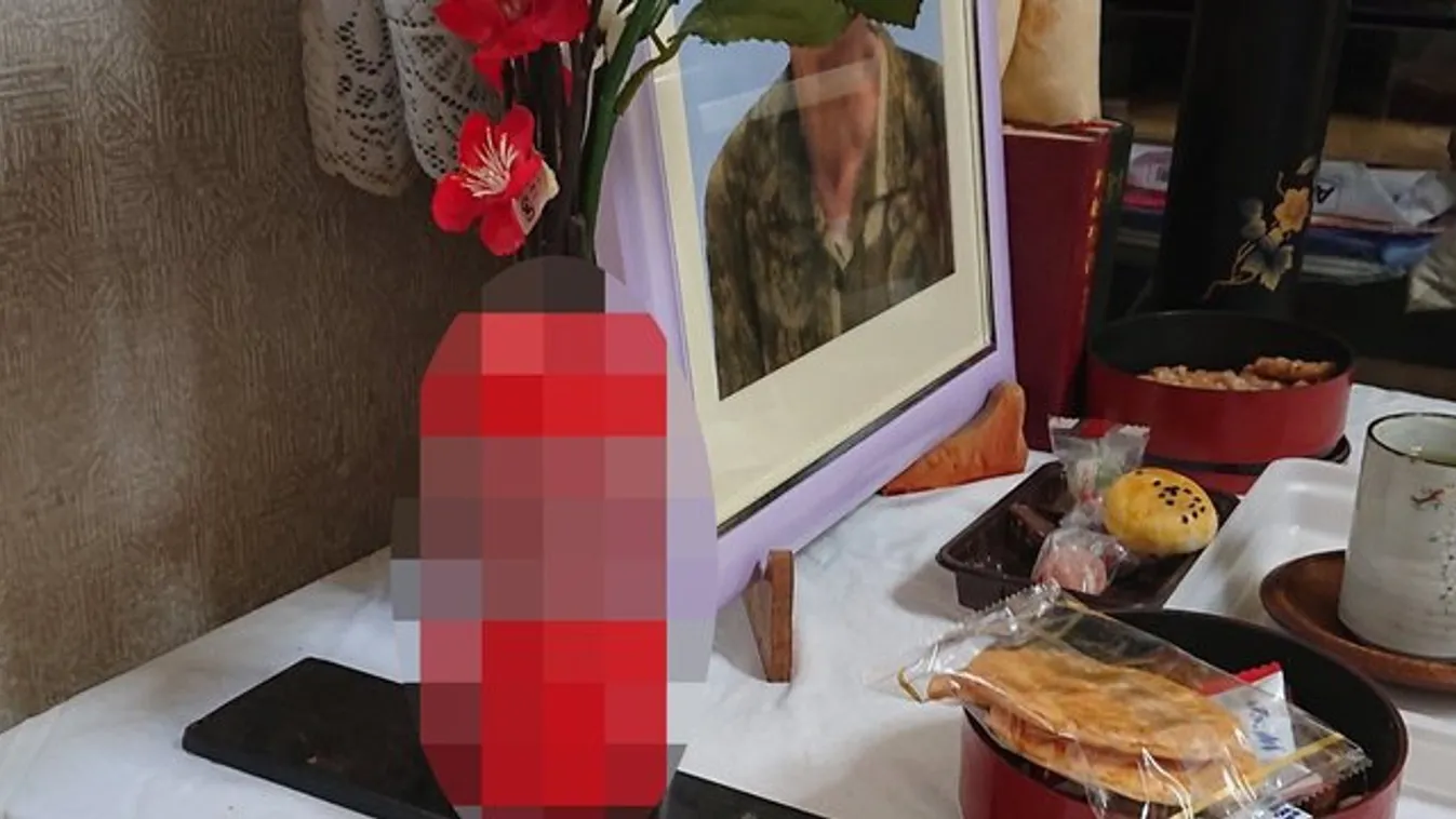Művaginába tette a virágot, miközben elhunyt nejére emlékezett