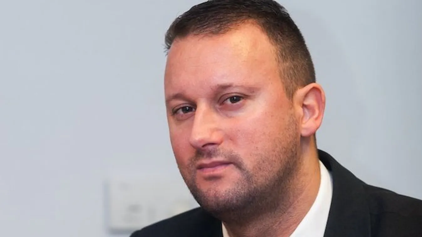 Alekosz eléggé elnézte a léptéket