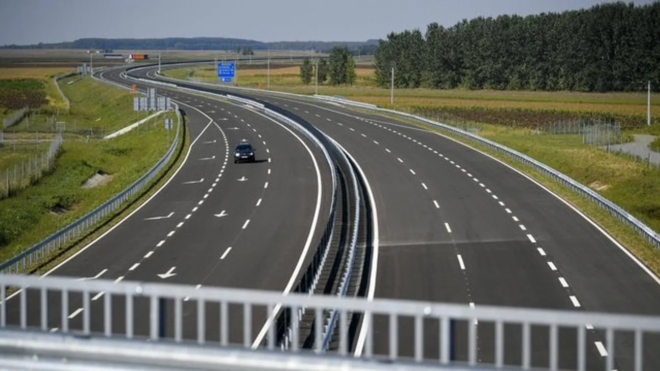 Megdöbbentő felvétel: Egy bódult férfi sétálgatott a sávok között az M1 autópályán - videó