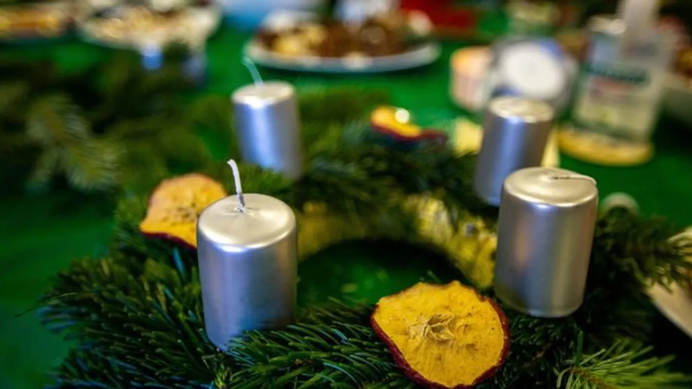 Adventi koszorúk vásárlásával segíthetjük a bántalmazott édesanyákat és gyermekeiket - Fotók!