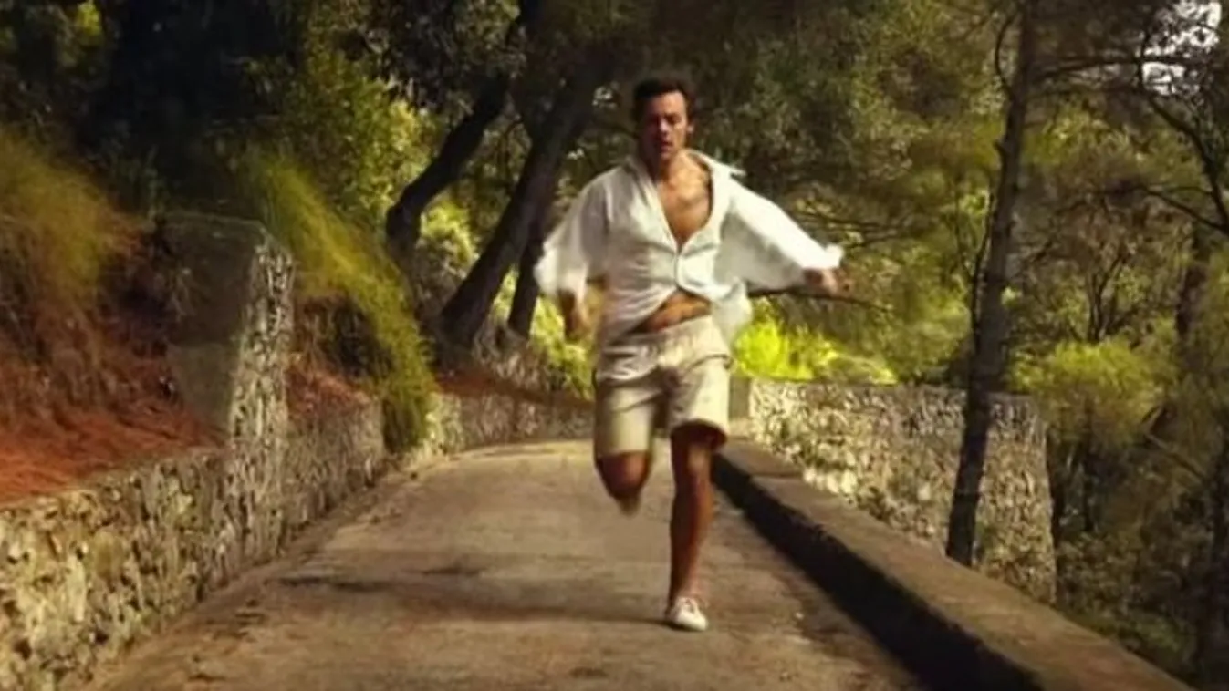 Kiüti a nézők szemét Harry Styles méretes férfiassága – videó