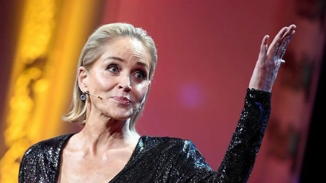Sharon Stone önéletrajzi könyvének egyik első példányát egy fegyveres férfi kapta