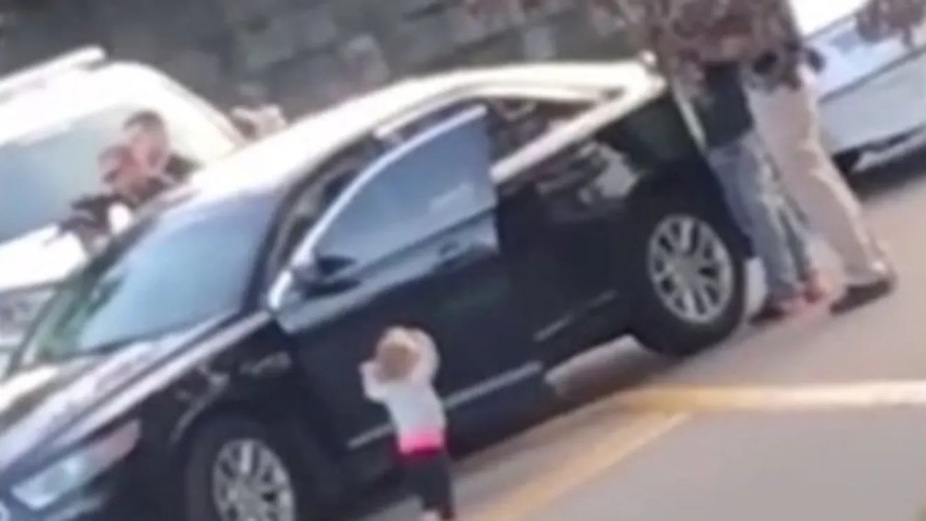 Gépfegyvert fogtak az amerikai rendőrök két kisgyerekre - videó