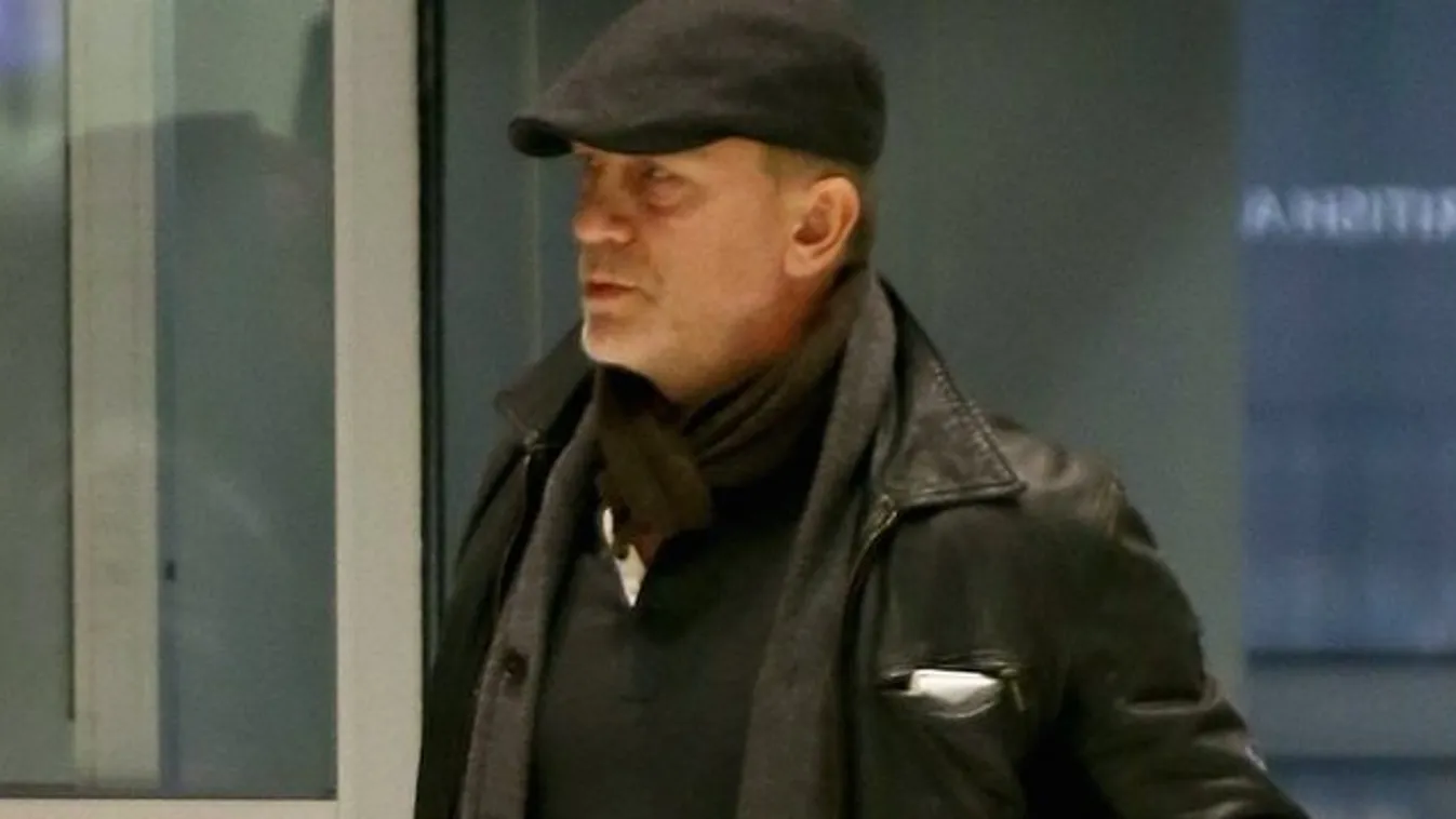 James Bond kikerekedett
