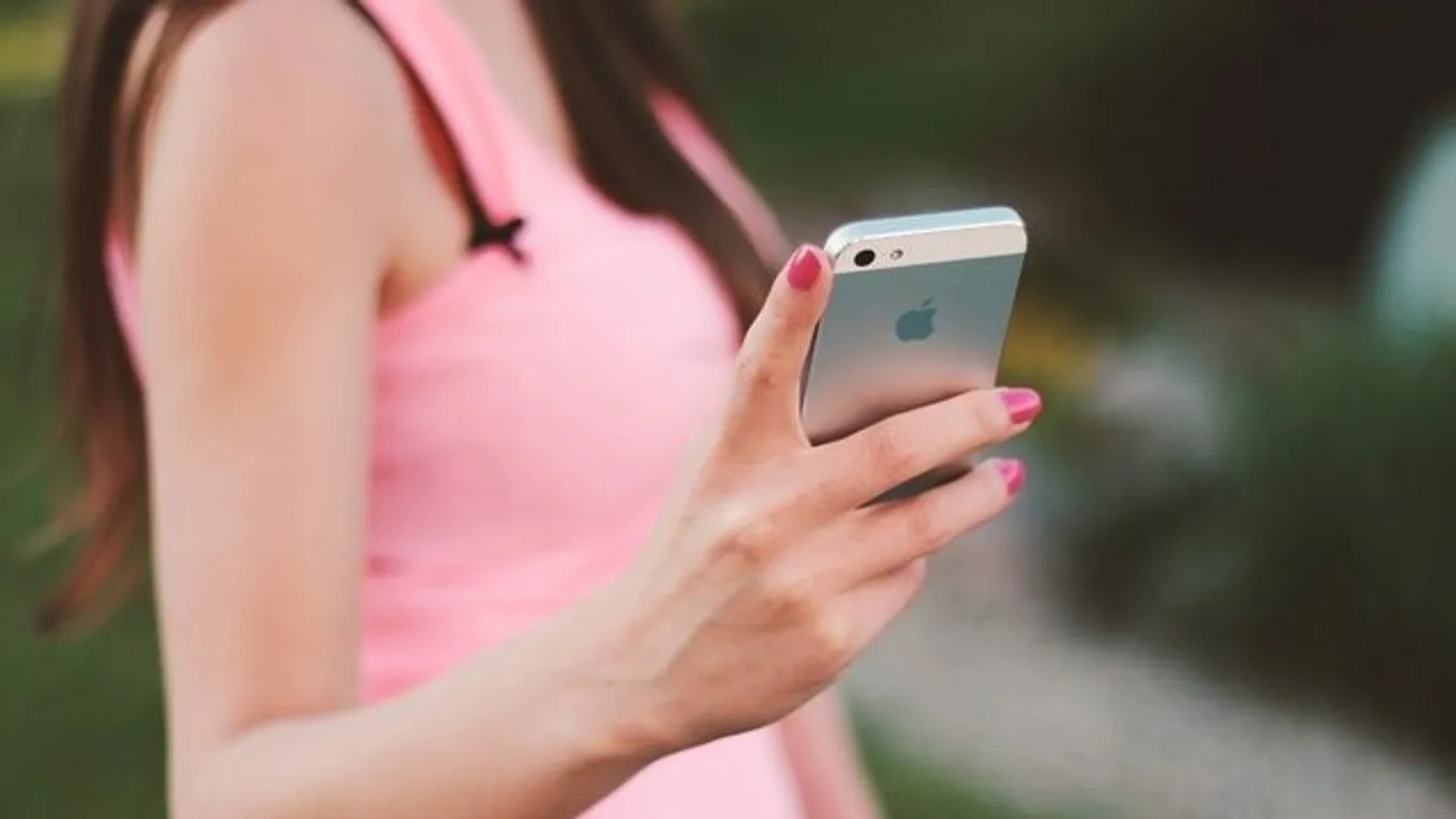 Csak a jegygyűrűjét akarta megmutatni, a vőlegénye péniszét is sikerült - videó