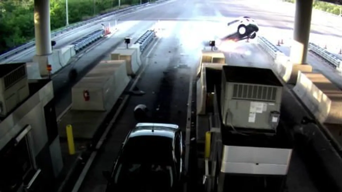 A betonkorlát állította meg az autóból kirepülő férfit – videó