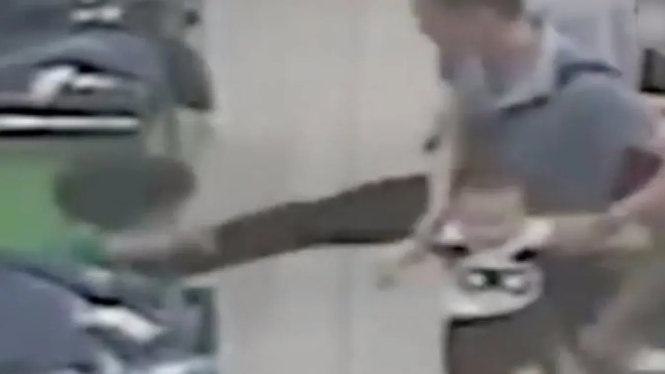 Kegyetlenül mellbe rúgta a kétéves kislányt durva videó