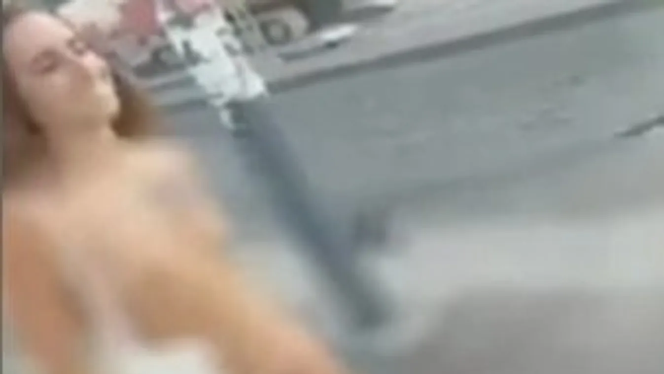 Ez ám a látványosság! Anyaszült meztelenül mutogatta bájait Bologna utcáin - videó