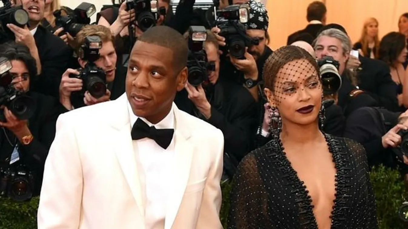 Kínos: Beyoncé és családja lazán végigülte a himnuszt - videó