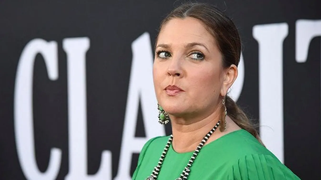 Mint egy hajléktalan: Drew Barrymore karanténszettben, mezítláb sétálgatott New York utcáin – fotó