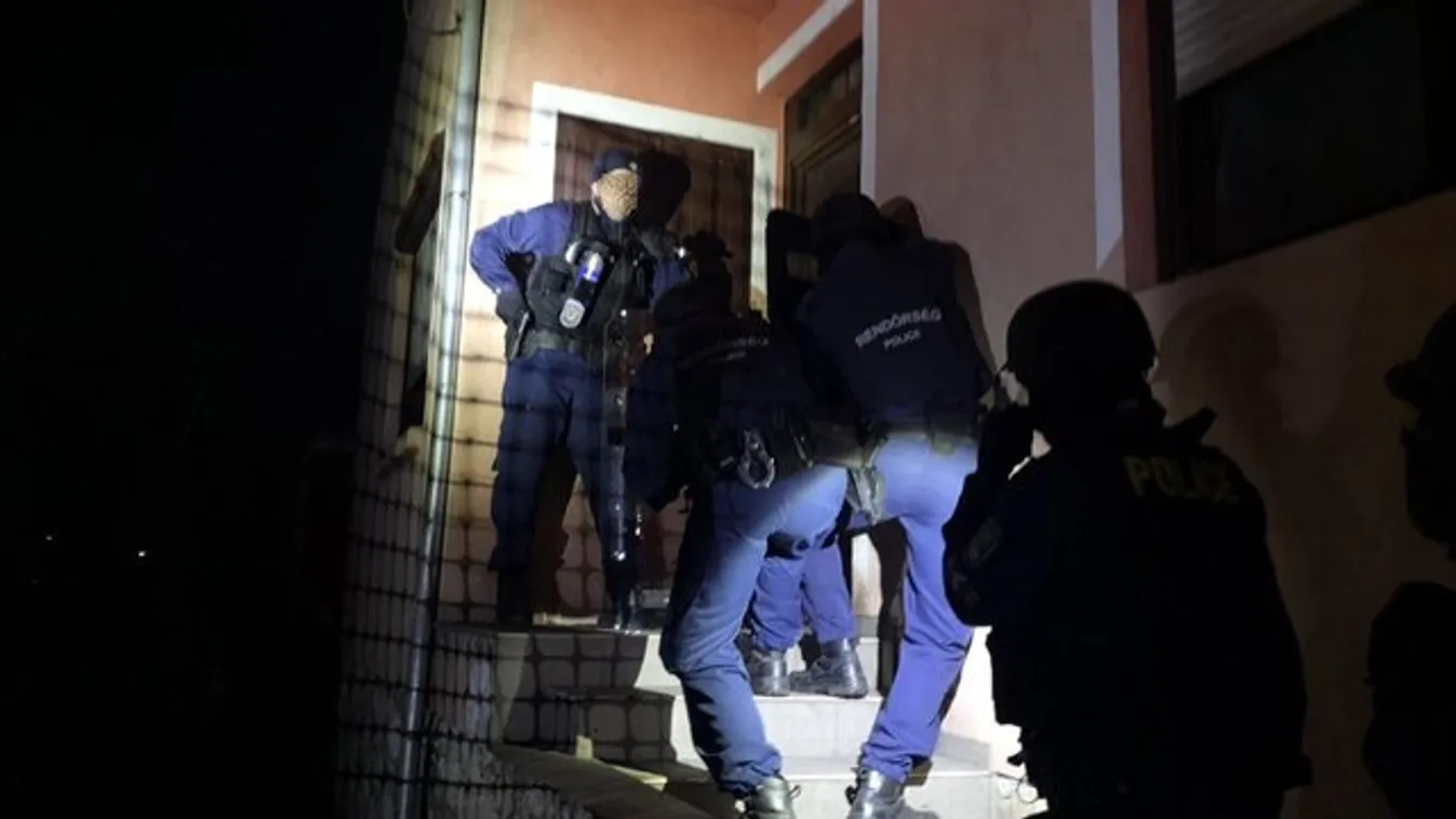 Itt a rendőrség! - Az este közepén lepték el a csornai házat a zsaruk - videó