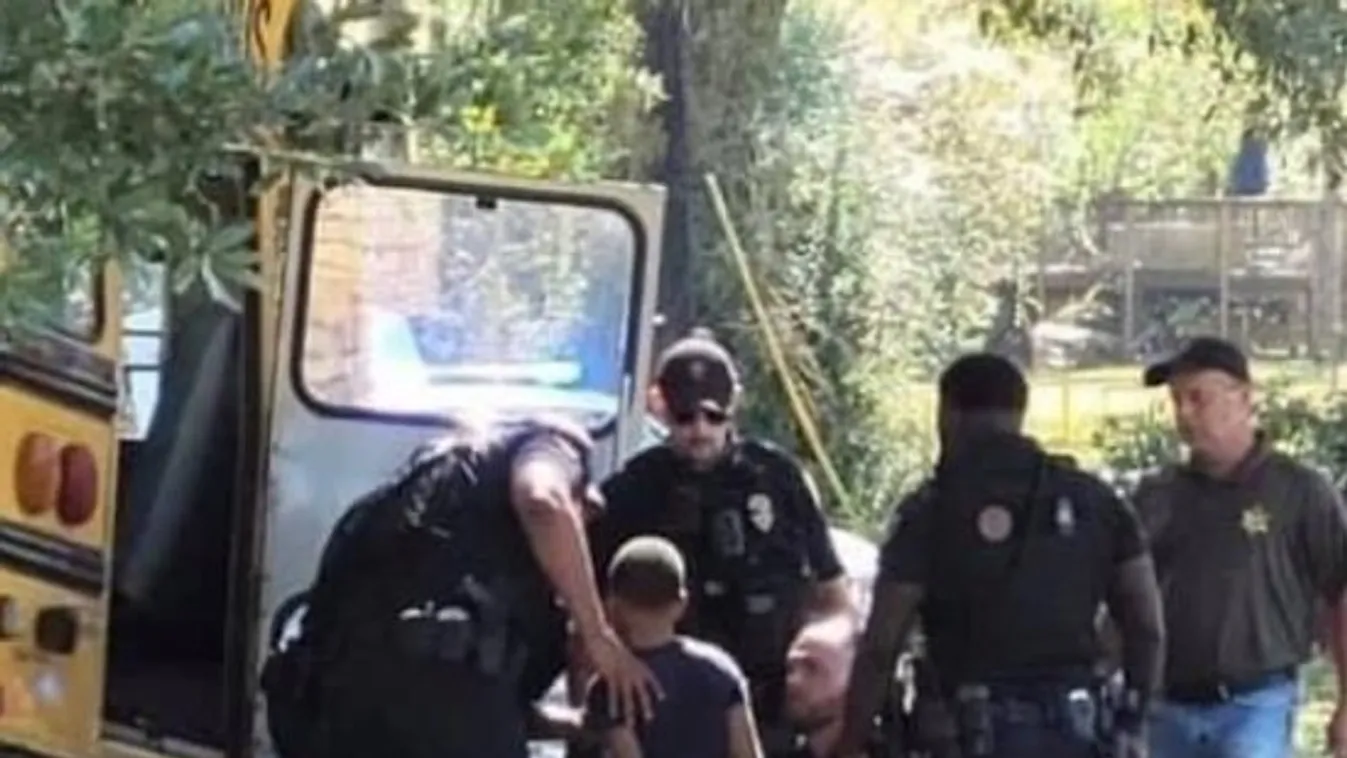 Elképesztő üldözés videón: 11 éves fiú száguldozott az iskolabusszal