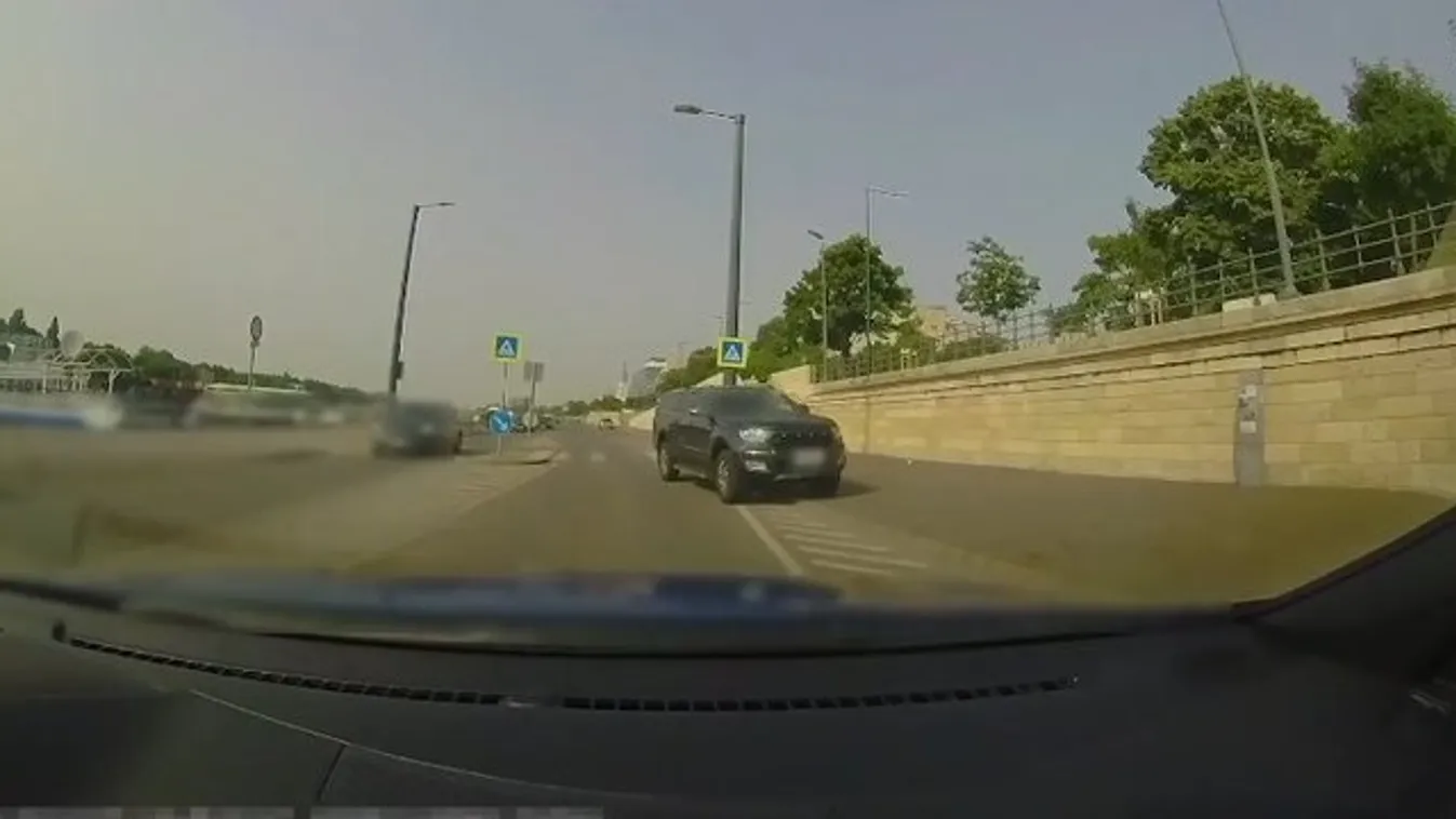 Forgalommal szemben hajtott a rakparton a bunkó sofőr – meg is lett az eredménye – videó