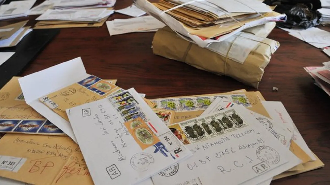 573 kiló levelet gyűjtött össze a postás