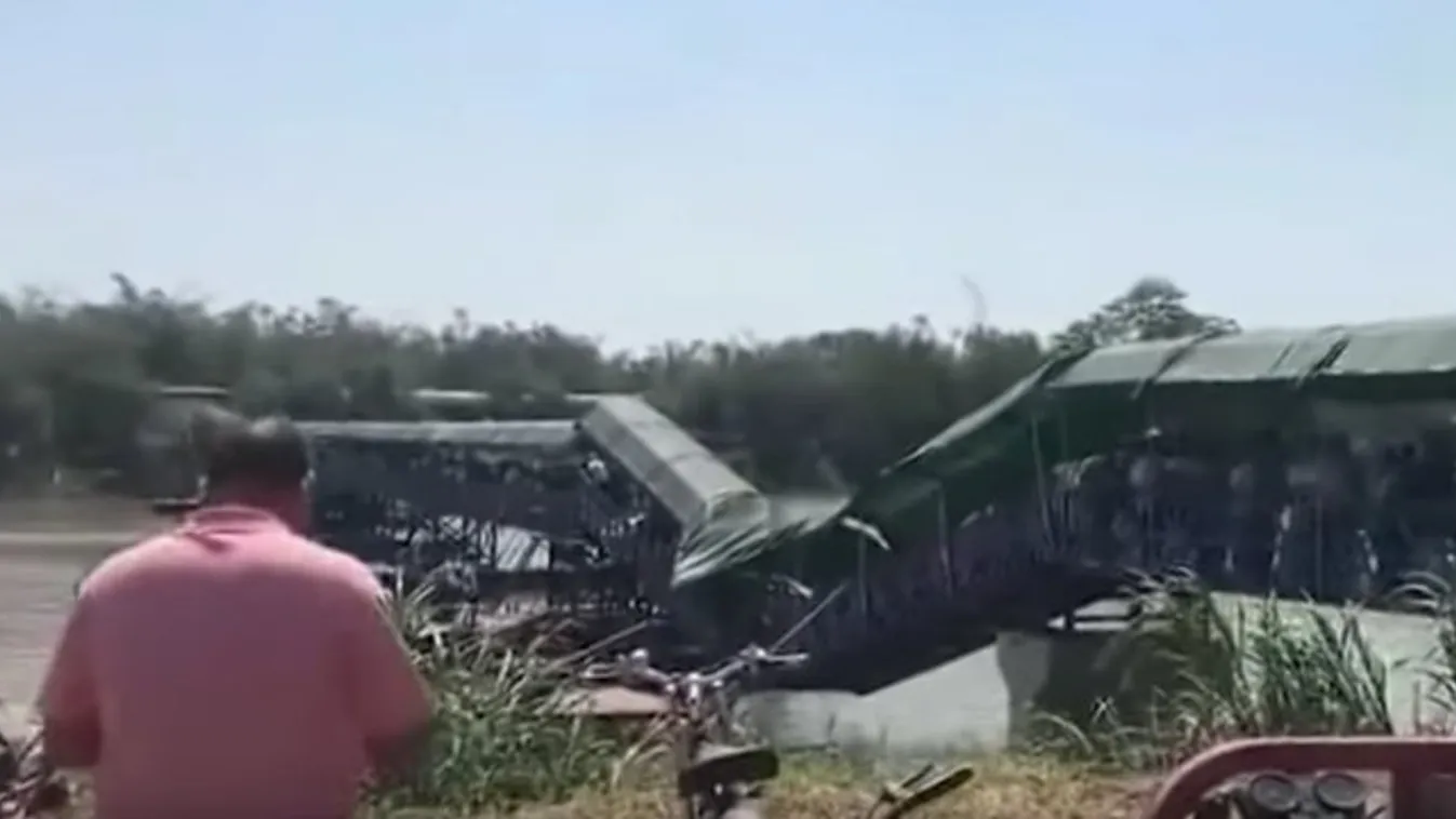 Összedőlt a híd, de ez láthatóan még a rajta állókat sem zavarta - videó