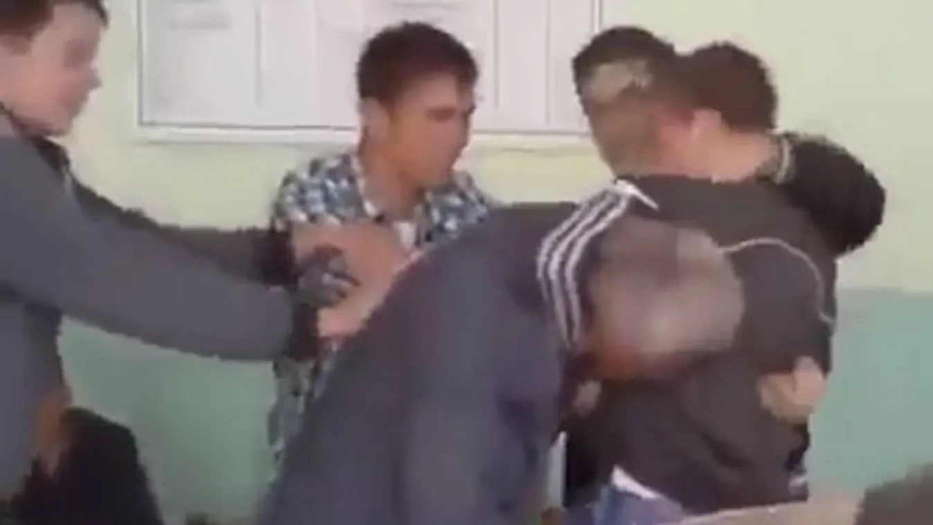 Brutális videó terjed a neten: összevert egy tanárt a diák óra közben