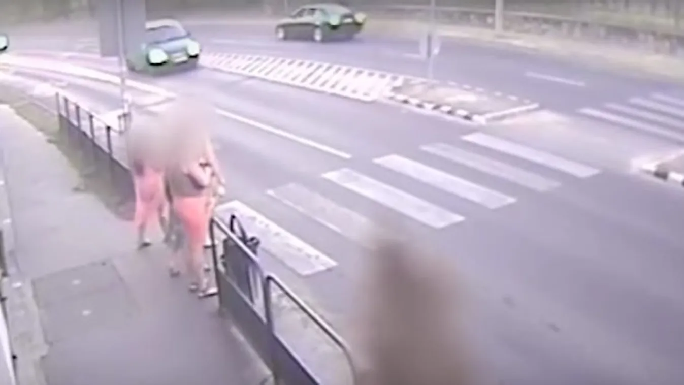 Sokkoló videó a 11-es főútról: zebrán gázolta el a családot az autós