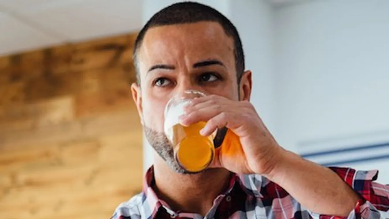 Elképesztő: nem tiltja az alkoholt a bringásoknak a KRESZ