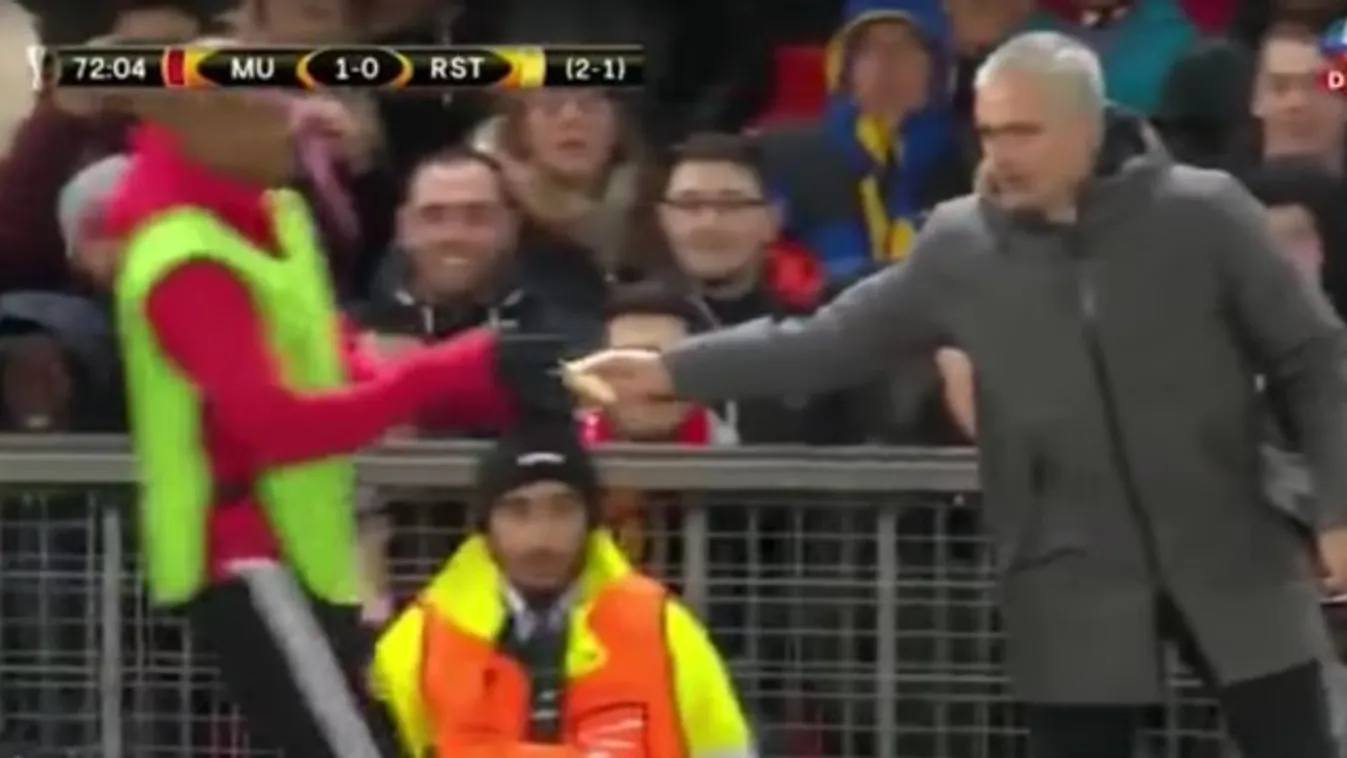 Meccs közben kapott egy banánt a United játékosa Mourinhótól
