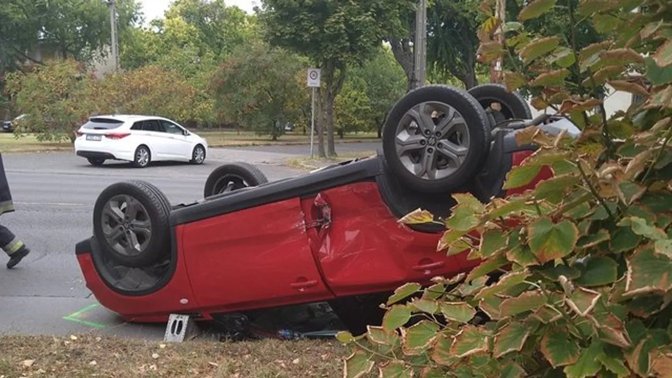 Mentő és tűzoltó a helyszínen: szörnyű baleset történt a Fogarasi úton