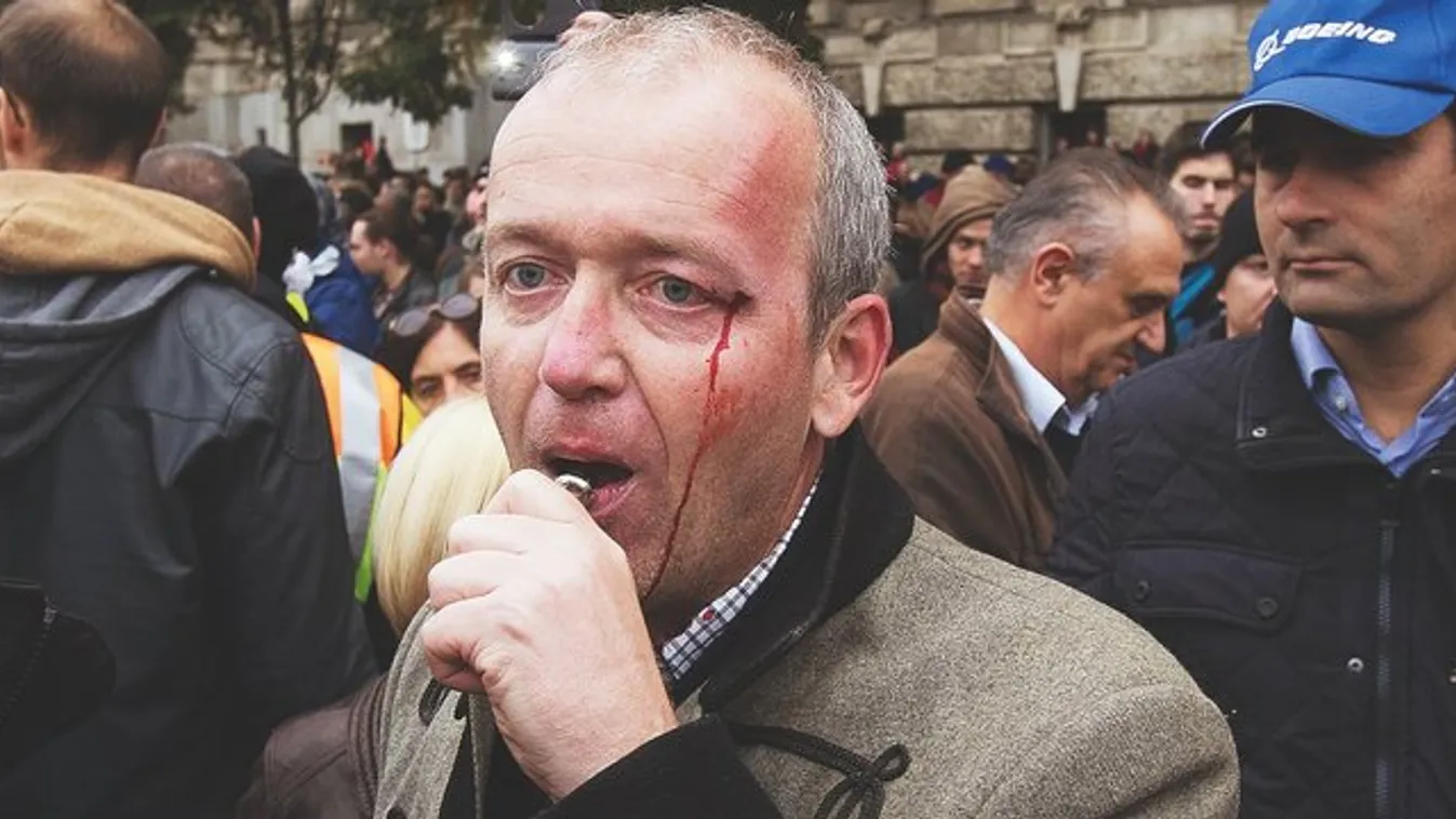 Verekedés a Kossuth téren: keresik a történész támadóját
