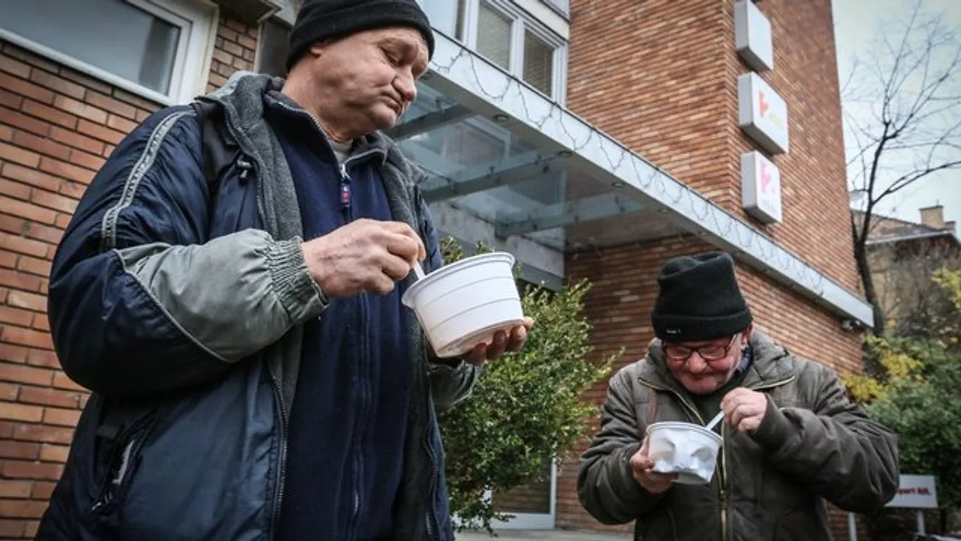A TV2 székháza előtt etette a hajléktalanokat az MSZP