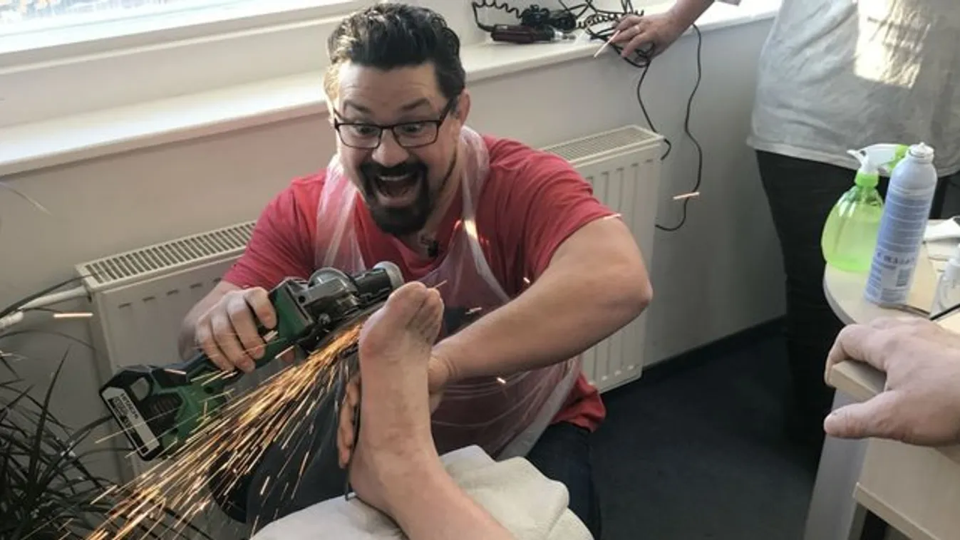 Bárdosi Sanyi pedikűrösnek állt