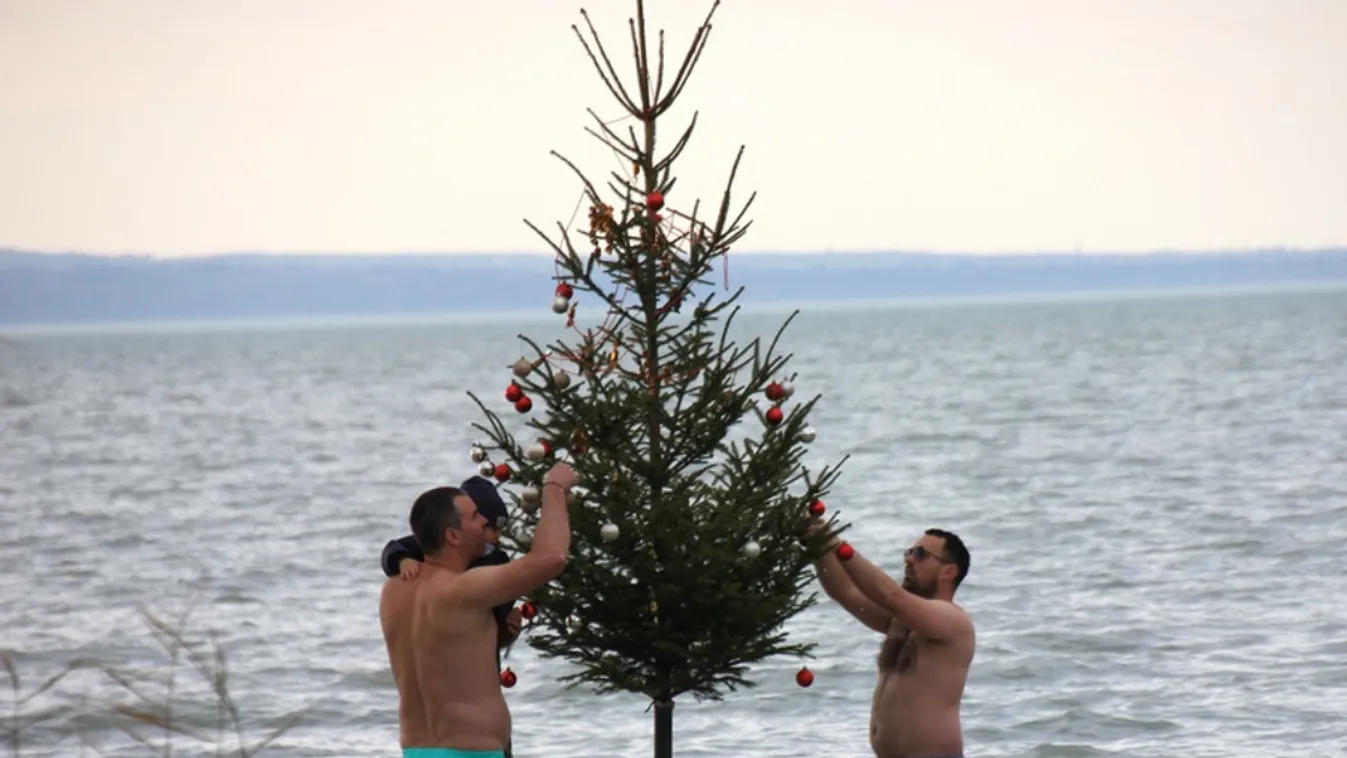 A balatonba is került karácsonyfa