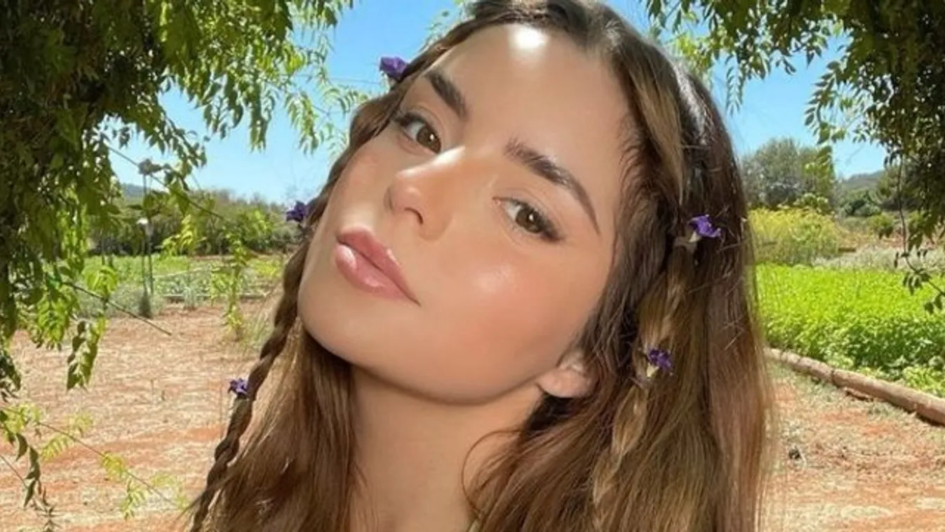 Épp csak a mellbimbóit takarja ujjaival, minden mást megmutat Demi Rose- 18+