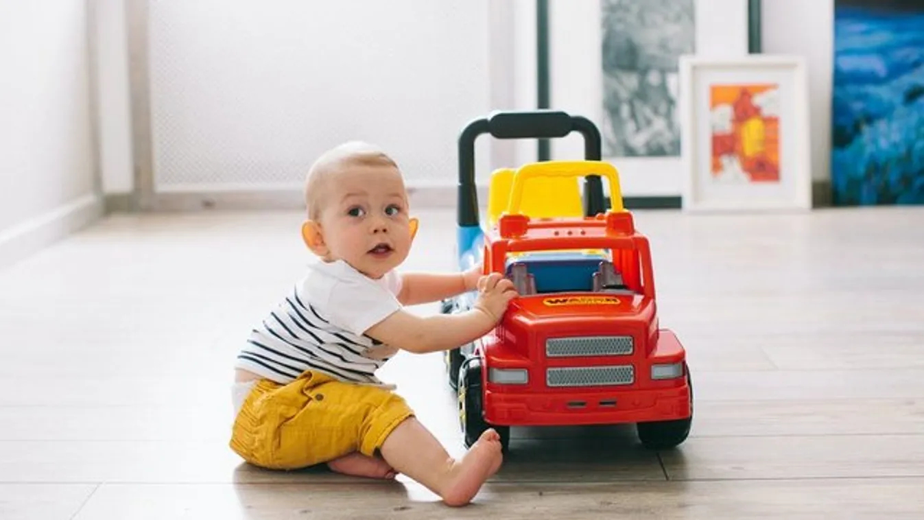 Sokkot kapott az anyuka, amikor belenézett kisfia játékautójába – megrázó fotó