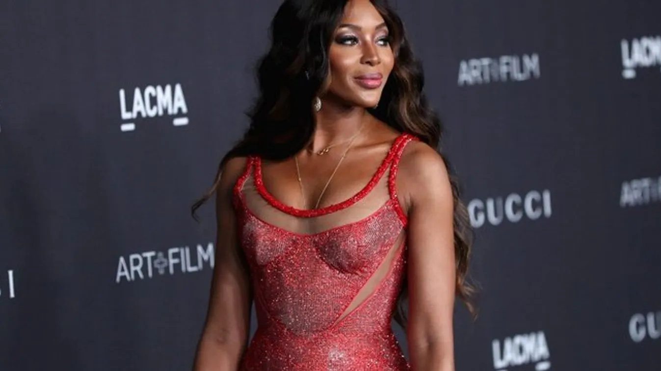 Naomi Campbell Liz Taylor kaftánjában flangál otthon