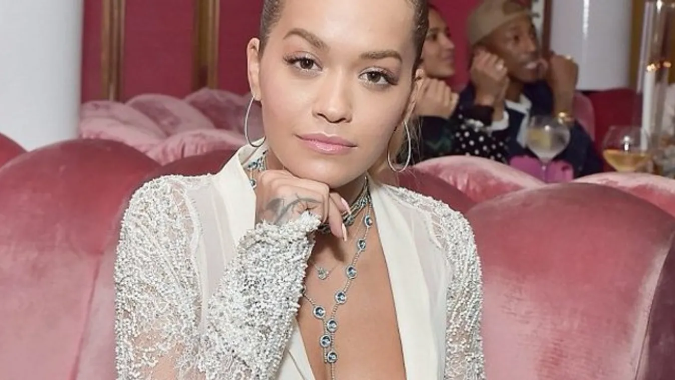 Itt a jó idő! - Rita Ora lengén fehérbe öltözött