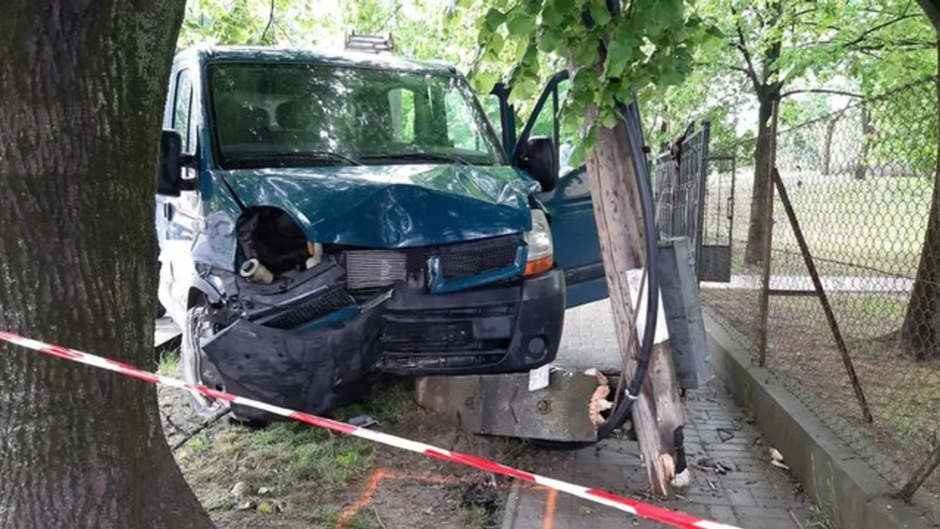Rádi gázolás: iskolába tartó két gyereket és édesanyjukat ütötte el a kisteherautó - fotók
