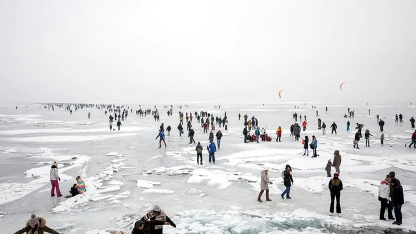6-8 ezer ember kelhetett át a befagyott Balatonon – képek