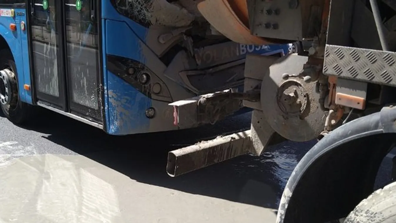 Fotó: Iszapot szállító teherautóba hajtott egy busz Budapesten