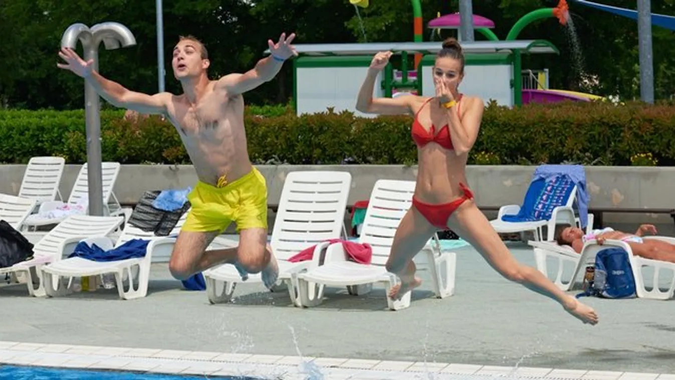 Csíkos és virágos az idei divatos bikini