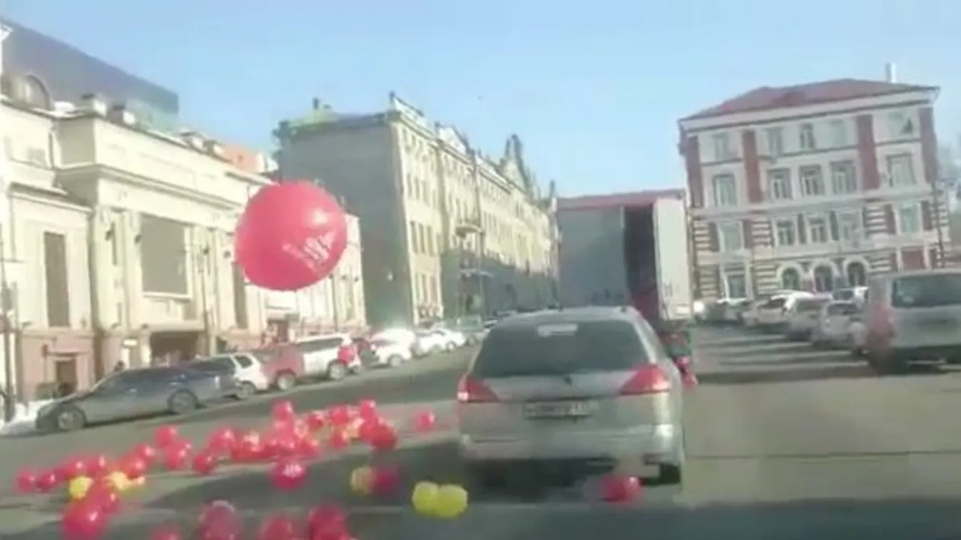 Hupsz! Több ezer lufi szabadult ki egy kamionból