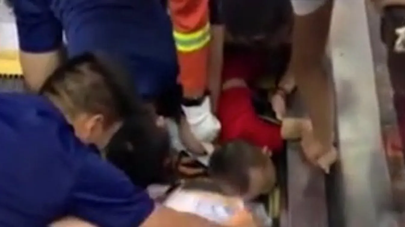 Borzasztó: egy kétéves kisfiú egész karját berántotta egy mozgólépcső – videó